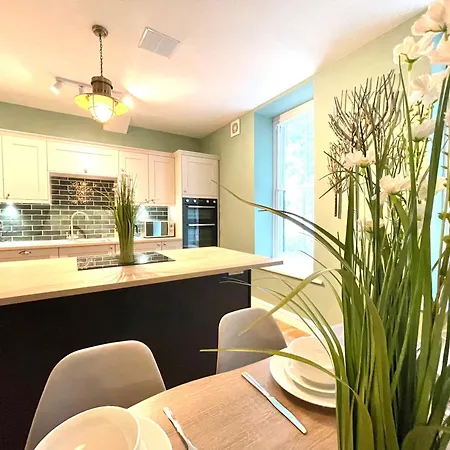 Stylish And Modern 2 Bedrooms With 1 Bathroom