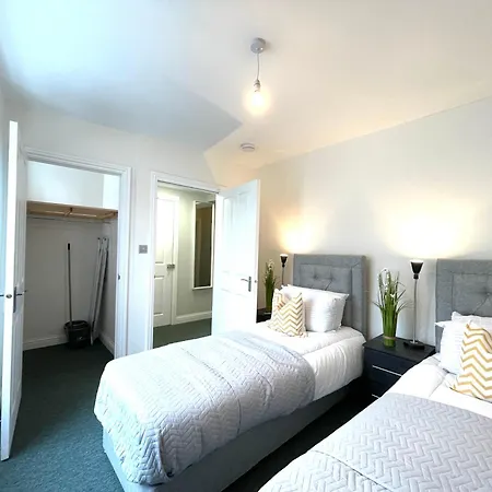 Stylish And Modern 2 Bedrooms With 1 Bathroom * בריסטול