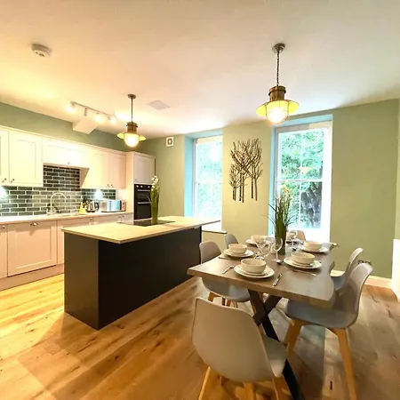 Stylish And Modern 2 Bedrooms With 1 Bathroom Bristol