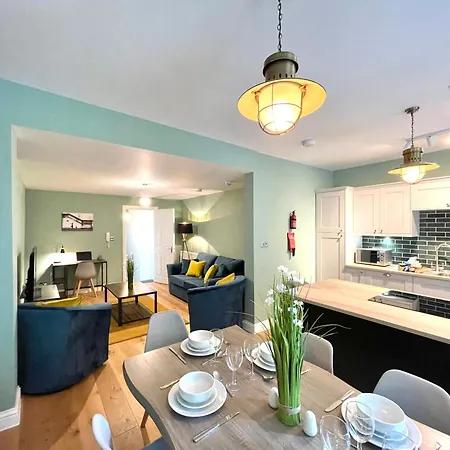 Stylish And Modern 2 Bedrooms With 1 Bathroom בריסטול