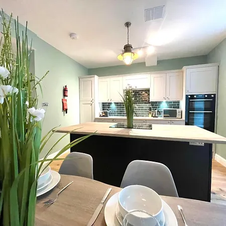 Lägenhet Stylish And Modern 2 Bedrooms With 1 Bathroom *
