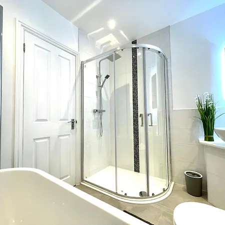 Stylish And Modern 2 Bedrooms With 1 Bathroom
