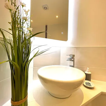 Stylish And Modern 2 Bedrooms With 1 Bathroom Appartement *